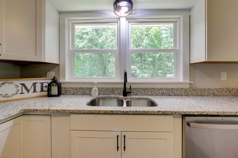 Kitchen - 320 Valley View Rd, Dover, TN 37058 photo 4 of 5