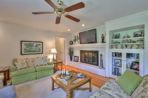 Living - 2003 Riverview Dr, Murfreesboro, TN 37129 photo 4 of 4