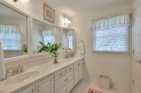 Bath - 2003 Riverview Dr, Murfreesboro, TN 37129 photo 4 of 4