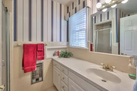 Bath - 2003 Riverview Dr, Murfreesboro, TN 37129 photo 3 of 4