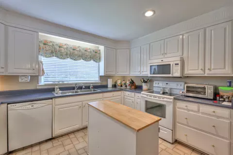 Kitchen - 2003 Riverview Dr, Murfreesboro, TN 37129 photo 3 of 4