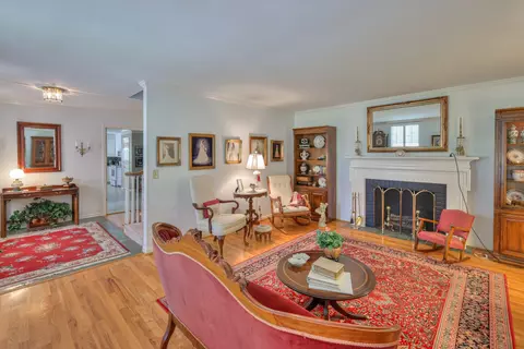 Living - 2003 Riverview Dr, Murfreesboro, TN 37129 photo 3 of 4