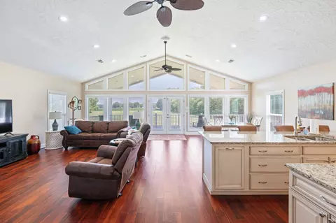84 Fairway Villa Ln, Decaturville, TN 38329