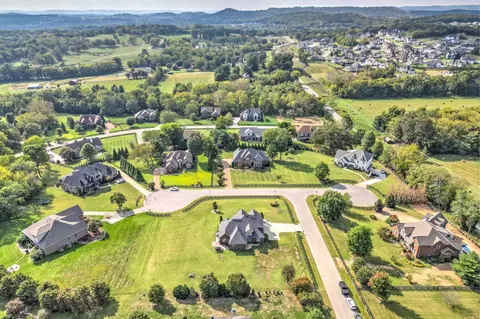 2704 Deer Haven Ct, Franklin, TN 37067