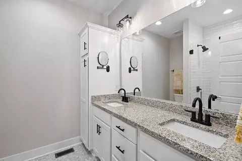 Bath - 167 S Garner St, Springfield, TN 37172 photo 4 of 5