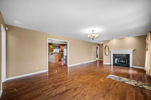 Living - 6218 H B Lee Rd, Springfield, TN 37172 photo 2 of 7