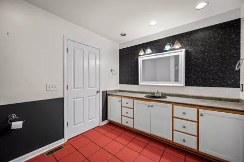 Bath - 6218 H B Lee Rd, Springfield, TN 37172 photo 4 of 6