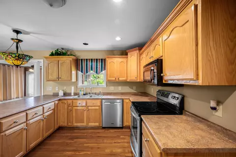 Kitchen - 6218 H B Lee Rd, Springfield, TN 37172 photo 2 of 4