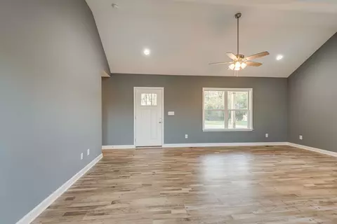 Living - 334 Kaiser Rd, Dickson, TN 37055 photo 2 of 6