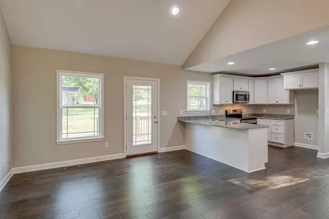 Living - 400 Kaiser Rd, Dickson, TN 37055 photo 2 of 2