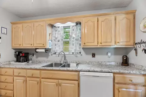 Kitchen - 6175 Highway 49 E, Springfield, TN 37172 photo 2 of 3