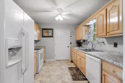 Kitchen - 6175 Highway 49 E, Springfield, TN 37172 photo 1 of 3