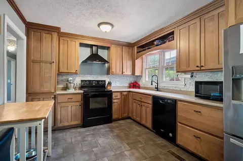 Kitchen - 13705 Old Kentucky Rd, Walling, TN 38587 photo 3 of 4