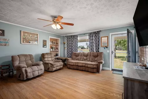 Living - 13705 Old Kentucky Rd, Walling, TN 38587 photo 1 of 3