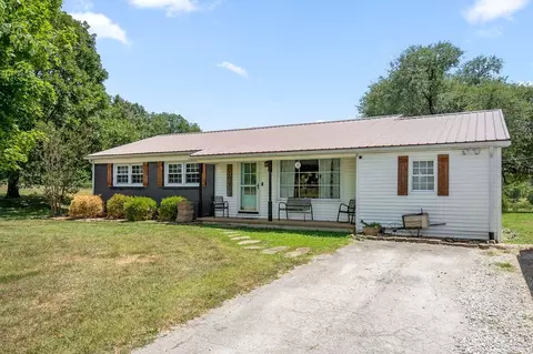 Exterior - 13705 Old Kentucky Rd, Walling, TN 38587 photo 3 of 8
