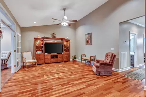 Living - 705 Blackpatch Dr #7, Springfield, TN 37172 photo 2 of 3