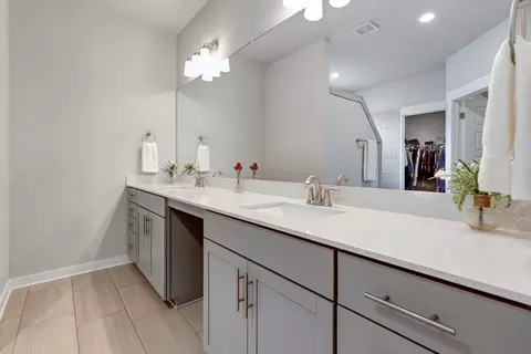 Bath - 1405 Burrows Ave, Murfreesboro, TN 37129 photo 5 of 8