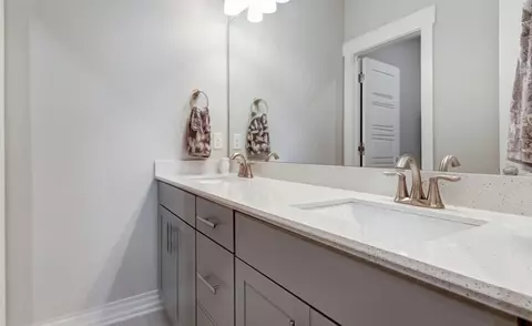 Bath - 1405 Burrows Ave, Murfreesboro, TN 37129 photo 6 of 8