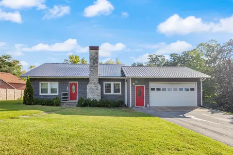 703 W College St, Dickson, TN 37055