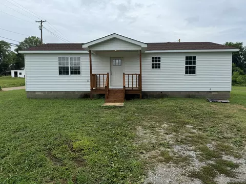 74 Mill St, Hollow Rock, TN 38342