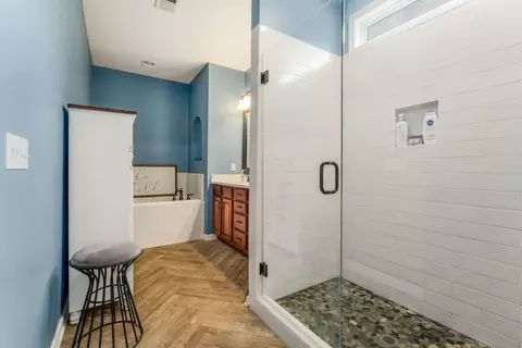 Bath - 5975 Cottingham Dr, Murfreesboro, TN 37128 photo 1 of 3