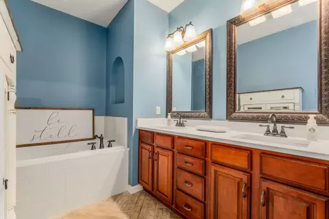 Bath - 5975 Cottingham Dr, Murfreesboro, TN 37128 photo 2 of 3