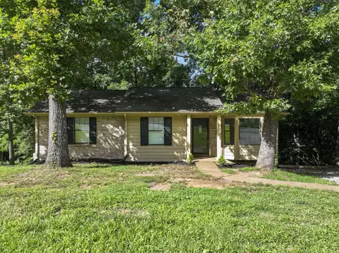 Exterior - 1826 Winding Way Dr, White House, TN 37188 photo 1 of 4