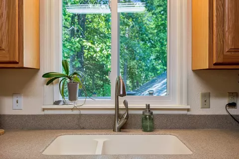 Kitchen - 205 Tanglewood Dr, Dickson, TN 37055 photo 5 of 6