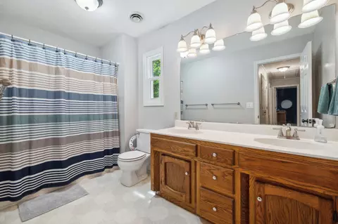 Bath - 205 Tanglewood Dr, Dickson, TN 37055 photo 2 of 4