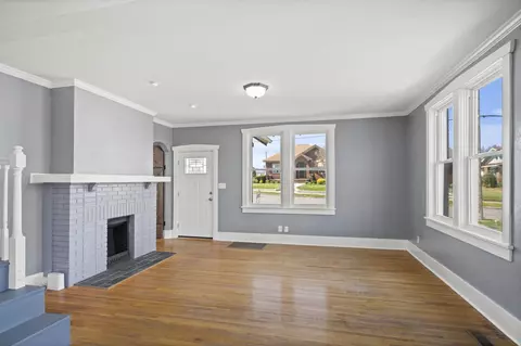Living - 332 Walnut St, Springfield, TN 37172 photo 2 of 4