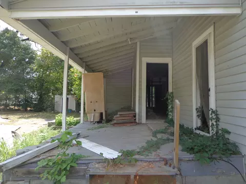 Exterior - 202 E Duffle St, Waverly, TN 37185 photo 4 of 7