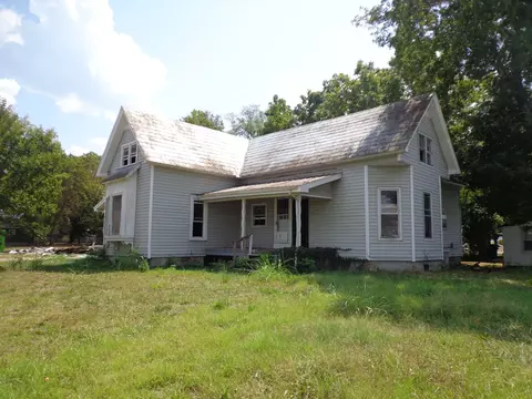 Exterior - 202 E Duffle St, Waverly, TN 37185 photo 2 of 7