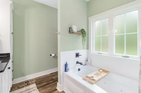 Bath - 983 Smith Pl, Cunningham, TN 37052 photo 2 of 3