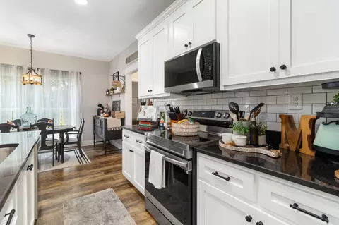 Kitchen - 983 Smith Pl, Cunningham, TN 37052 photo 2 of 3