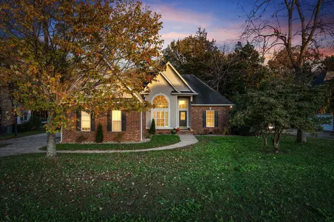 106 Royal Glen Blvd, Murfreesboro, TN 37128