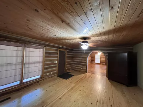 Living - 1139 Finney Rd, Decherd, TN 37324 photo 2 of 8