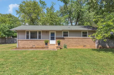 1711 Foxdale Dr, Murfreesboro, TN 37130