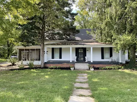 1216 N Market St, Paris, TN 38242
