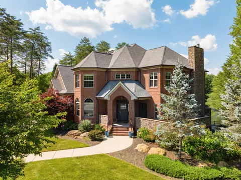 8 Ives Lake Rd, Signal Mountain, TN 37377