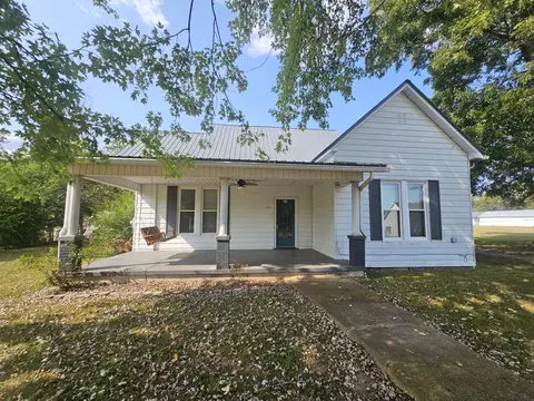 404 Elm St, Clifton, TN 38425