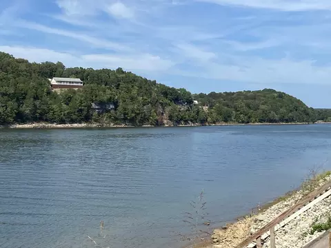 592 S River Front Dr, Clifton, TN 38425