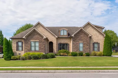 8082 Hampton Cove Dr, Ooltewah, TN 37363
