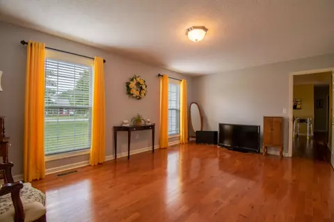 Living - 120 Kimberly Dr, Loretto, TN 38469 photo 4 of 4
