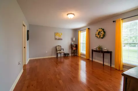 Living - 120 Kimberly Dr, Loretto, TN 38469 photo 3 of 4