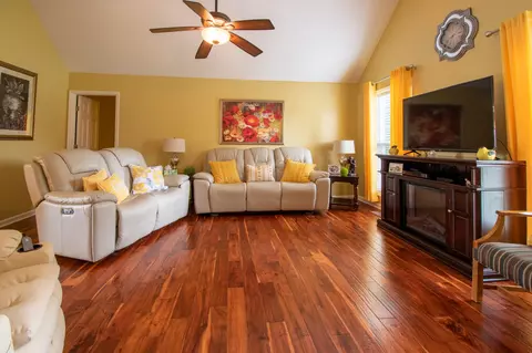 Living - 120 Kimberly Dr, Loretto, TN 38469 photo 2 of 4