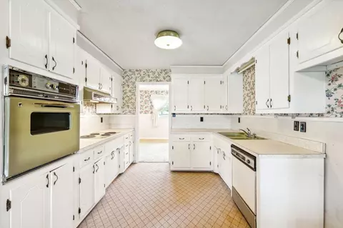 Kitchen - 2488 Skyview Dr, Centerville, TN 37033 photo 4 of 5