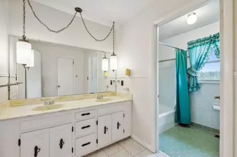 Bath - 2488 Skyview Dr, Centerville, TN 37033 photo 3 of 4