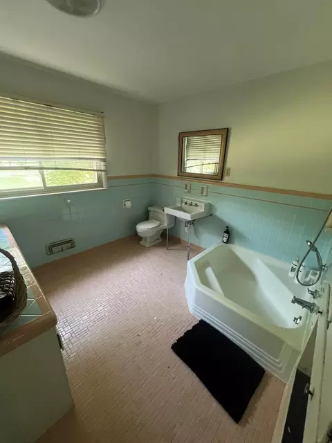 Bath - 204 Apollo Dr, Murfreesboro, TN 37130 photo 2 of 2