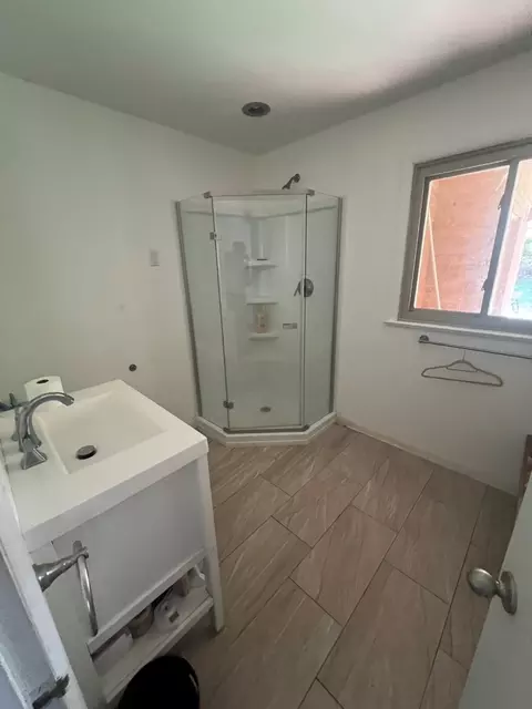 Bath - 204 Apollo Dr, Murfreesboro, TN 37130 photo 1 of 2