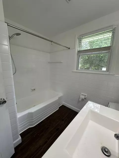Bath - 1411 Leaf Ave, Murfreesboro, TN 37130 photo 3 of 5